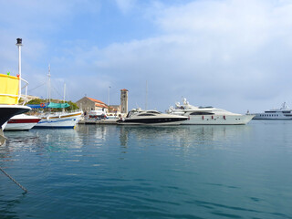 Fototapeta premium Yachts in a marina in the city