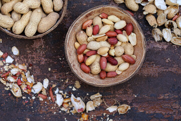 amendoim em xícaras está localizado em um fundo escuro, vista superior. 