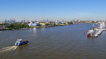 Fototapeta premium Blick von der Elbphilharmonie auf Schiffe und Hafen in Hamburg