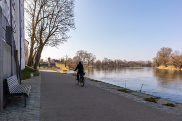 Radfahrer an der Donau in der Stadt Straubing
