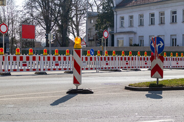Baustellenabsperrung mit Warnleuchten | Straßensperrung | Baustelle