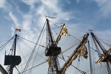 m&aacute;stil, gavia, vergas, asta, bandera estandarte y cofa del vig&iacute;a en un barco del siglo XVI