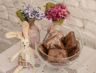 Pot with brownies in pieces with Easter rabbit and vases with flowers complemented the scene