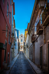 Fototapeta na wymiar Vista de las antiguas y monumentales calles de ciudad del viejo Lisboa 