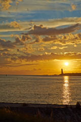 Sonnenaufgang &uuml;ber dem Marine Ehrenmal in Laboe , vom Falckensteiner Strand aus gesehen