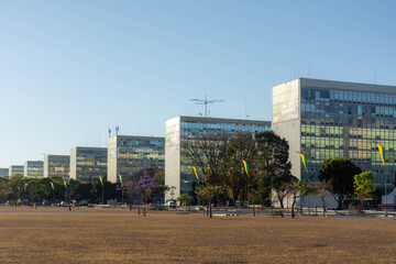 Prédios do Governo Federal brasileiro, onde ficam os Ministérios em Brasília, Brasil.