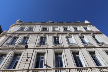 Obraz premium Façade d'un immeuble à l'architecture typique de Saint Etienne, ville de Saint Etienne, département de la Loire, France