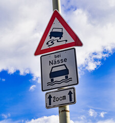 Rutschgefahr bei Nässe Verkehrszeichen