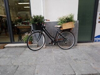 Fototapeta na wymiar Sicily flower shop with a bicycle