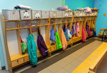 Eingang / Garderobe von einem Kindergarten / einer KITA mit bunten Kids-Klamotten