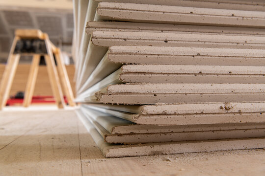 Gipskartonplatten auf einer Baustelle