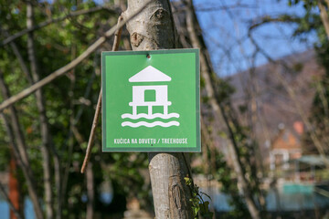 Sign, mark on the board, Tree house information. Kućica na drvetu.