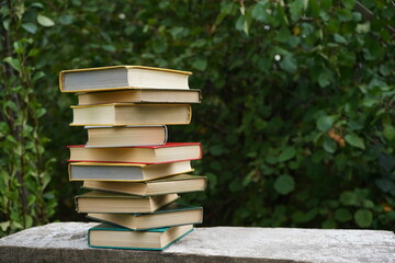 Стопка книг в саду в летний день.