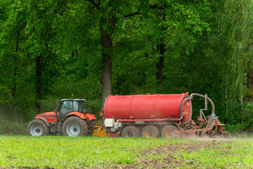 Injection of manure in a pasture