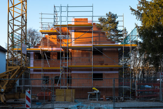 Baustelle Rohbau Einfamilienhaus EFH DHH mit Ger&uuml;st