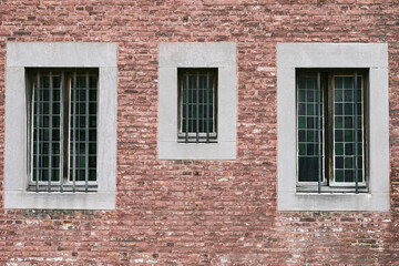 Fototapeta na wymiar façade avec fenêtres historiques à Liège 
