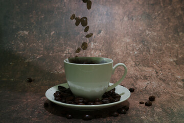 コーヒ豆とコーヒカップ