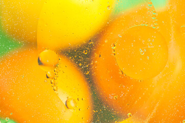 Obraz premium Blurred image with water and oil droplets. Circles and oranges natural background