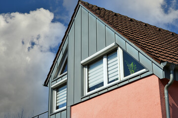 Fassade eines neu gebauten modernen Wohngebäudes