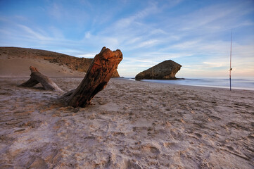 Atardecer en la playa de Monsul dentro del Parque Natural de Cabo de Gata en Almería, España - 422857240