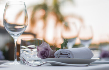 Mesa preparada y decorada para banquete de boda con mantel, servilletas, cubertería y arreglos florales