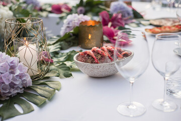Racion de gambas de cailidad en el banquete de una boda