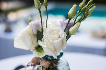 Arreglos florales tipo centros de mesa para decorar el catering de un banquete nupcial