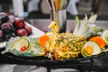 Mesa de buffet libre de hotel con mucha variedad de frutas