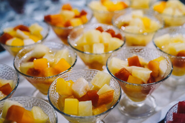 Mesa de buffet libre de hotel con mucha variedad de frutas