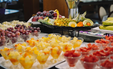 Fototapeta na wymiar Mesa de buffet libre de hotel con mucha variedad de frutas
