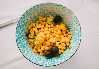 Plato tipo bowl de maiz con aceitunas negras