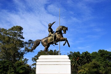 estatua del general San Martin en el parque de la ciudad de bahia blanca argentina