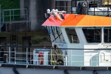 Schiff mit orangem Dach f&auml;hrt von der Nordsee in den Kanal unter einer Br&uuml;cke durch