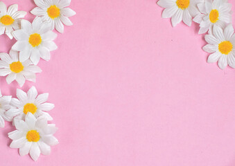 Fototapeta na wymiar Pink background with little white daisy flowers