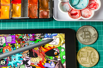 Mesa de pintura digital com elementos analógicos para criação de criptoarte. Tablet com desenho digital e pincéis com acessórios de aquarela em mesa de artista.