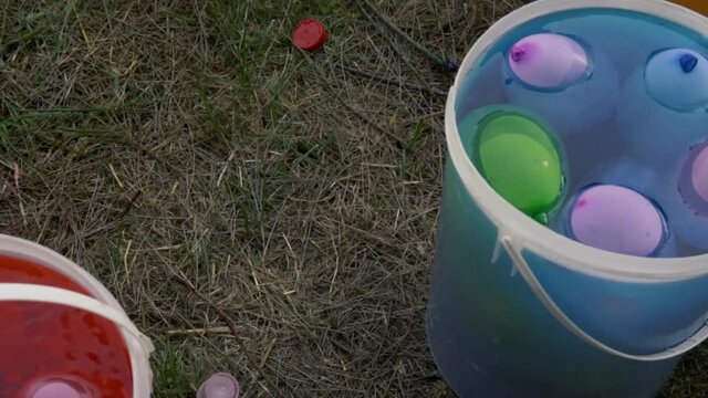 Multicolores globos de agua listos para el carnaval