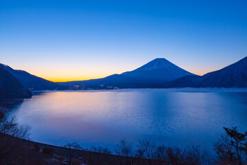 Fototapeta na wymiar 夜明けの富士山　山梨県本栖湖にて