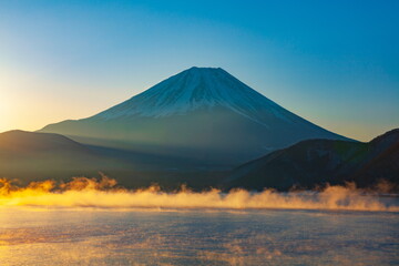 真冬の富士山（日の出とけあらし）　山梨県本栖湖にて