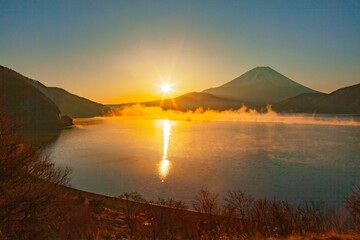 真冬の富士山（日の出とけあらし）　山梨県本栖湖にて