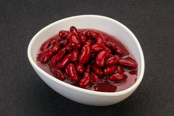 Red baked kidney in the bowl
