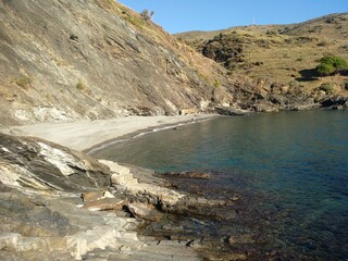 Playa de Tres Platgetes en Portbou (Costa Brava)