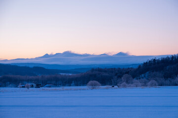 冬の当麻町の風景 夜明け前の大雪山