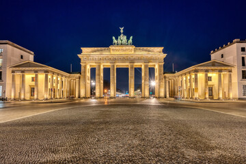Fototapeta premium The illuminated Brandenburg Gate in Berlin at night