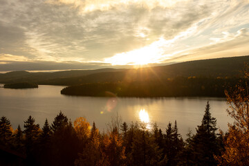 Coucher de soleil chaleureux avec vue sur un lac avec des iles montagneuses