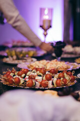 A pizza sitting on top of a table