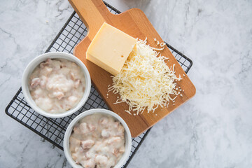 Typisches DDR Würzfleisch Ragout Fin mit geriebenen Gouda Käse in Auflaufform Schale auf...