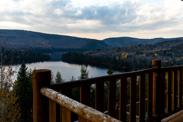 Vue d'une vallée lors de la fin d'un coucher de soleil à partir d'un balcon