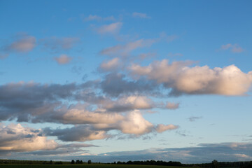 Obraz premium Beautiful textured sky with clouds at sunset