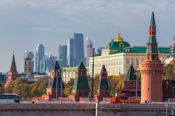 Obraz premium Panoramic view of Moscow skyline and Kremlin walls. Kremlevskaya naberezhnaya with Moscow International Business financial Center on background. Life before pandemic COVID-19
