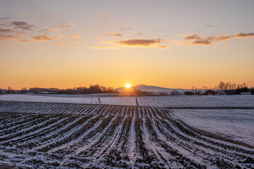 冬の北見市端野町の日の出の風景
